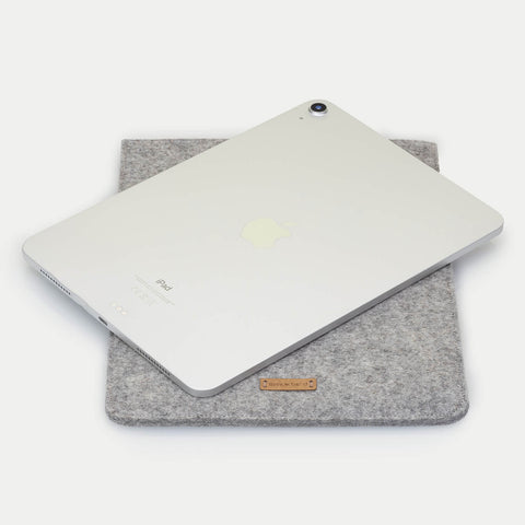 Housse pour iPad Pro 12,9" - 5e génération | en feutre et coton biologique | gris clair - pistes | Modèle "LAISSER"