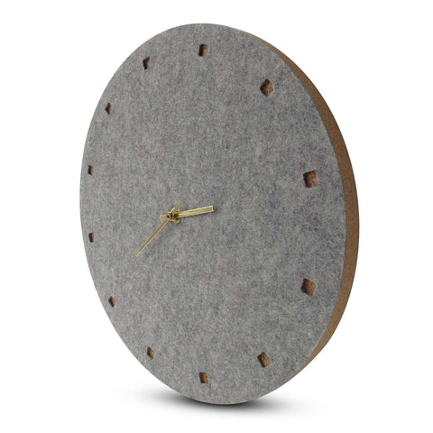Horloge murale en feutre et liège 30 cm | gris clair - or | Conception : Esbjerg