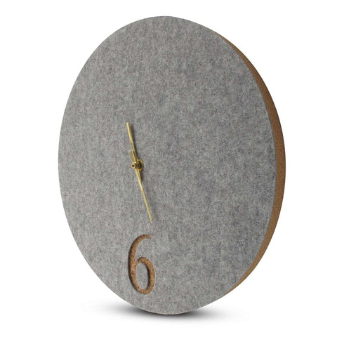 Horloge murale en feutre et liège 30 cm | gris clair - or | Conception : Aarhus