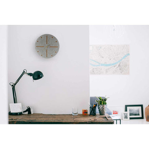 Horloge murale en feutre et liège 30 cm | gris clair - or | Conception : Odense