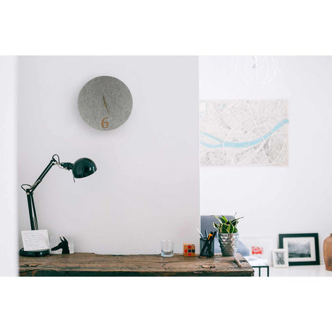 Horloge murale en feutre et liège 30 cm | gris clair - or | Conception : Aarhus