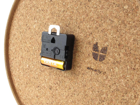 Horloge murale en feutre et liège 30 cm | gris clair - or | Conception : Copenhague