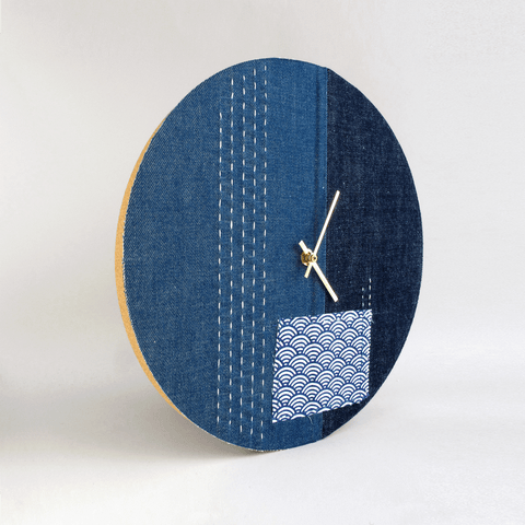 Horloge murale Wabi Sabi Denim ronde 30 cm | Jean - gold | Conception : Nagoya