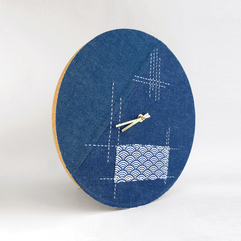 Horloge Wabi Sabi Denim ronde 30 cm | Jean - gold | Conception : Tokyo