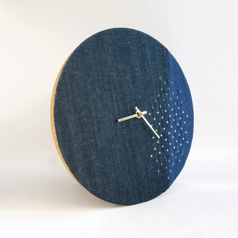 Horloge murale Wabi Sabi Denim ronde 30 cm | Jean - gold | Conception : Sapporo