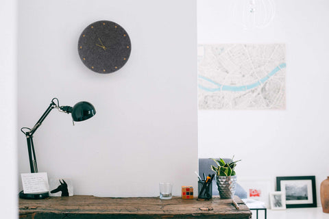 Horloge murale en feutre et liège 30 cm | anthracite - or | Conception : Esbjerg