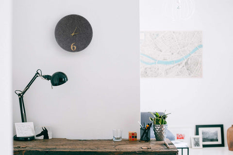 Horloge murale en feutre et liège 30 cm | anthracite - or | Conception : Aarhus
