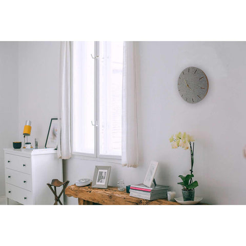 Horloge murale en feutre et liège 30 cm | gris clair - or | Conception : Copenhague