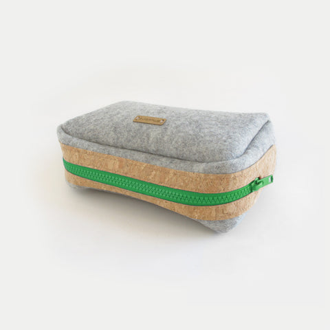 Sac d'accessoires pour câbles, etc. | en feutre et liège | gris-vert clair