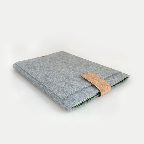 Coque pour Acer ConceptD | avec fermeture magnétique et compartiment supplémentaire  | gris clair - rayures | Modèle "HAKA"