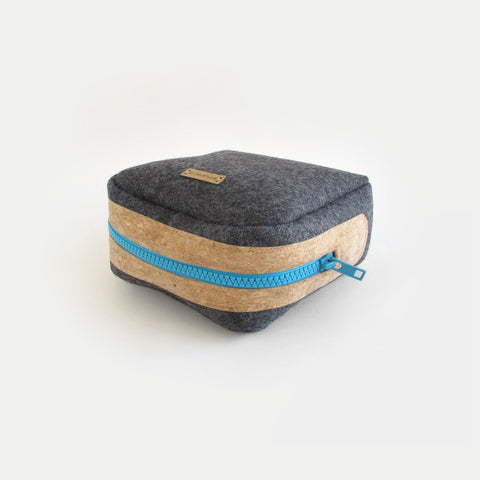 Sac d'accessoires pour câbles, etc. | en feutre et liège | anthracite-azur