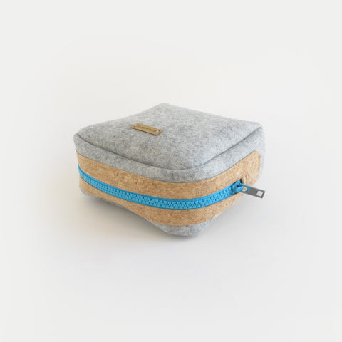 Sac d'accessoires pour câbles, etc. | en feutre et liège | gris clair-azur