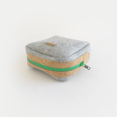 Sac d'accessoires pour câbles, etc. | en feutre et liège | gris-vert clair