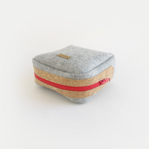 Sac d'accessoires pour câbles, etc. | en feutre et liège | gris clair-rouge