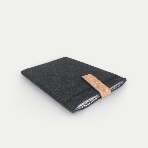 Étui pour tablette sur mesure | avec fermeture magnétique et compartiment supplémentaire | anthracite - Coloré | Modèle "HAKA"