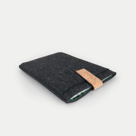 Étui pour tablette sur mesure | avec fermeture magnétique et compartiment supplémentaire | anthracite - rayures | Modèle "HAKA"