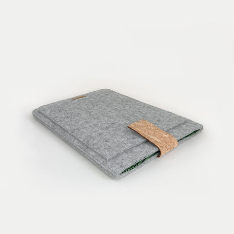 Étui pour tablette sur mesure | avec fermeture magnétique et compartiment supplémentaire | gris clair - rayures | Modèle "HAKA"
