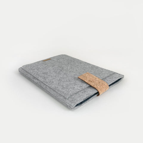 Étui pour tablette sur mesure | avec fermeture magnétique et compartiment supplémentaire | gris clair - pistes | Modèle "HAKA"