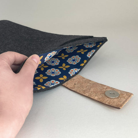 Housse pour ordinateur portable personnalisée | avec fermeture magnétique et compartiment supplémentaire | anthracite - Floraison | Modèle "HAKA"
