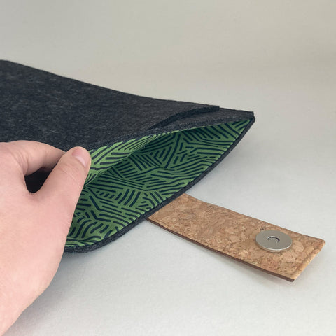 Coque pour Acer Swift Go | avec fermeture magnétique et compartiment supplémentaire  | anthracite - rayures | Modèle "HAKA"