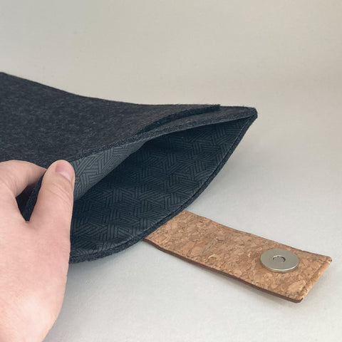 Coque pour Asus Vivobook Go 15 | avec fermeture magnétique et compartiment supplémentaire  | anthracite - pistes | Modèle "HAKA"