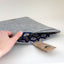 Coque pour MacBook Pro 16 | avec fermeture magnétique et compartiment supplémentaire  | gris clair - Bloom | Modèle "HAKA"
