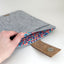 Housse pour Dynabook Satellite Pro | avec fermeture magnétique et compartiment supplémentaire  | gris clair - Coloré | Modèle "HAKA"