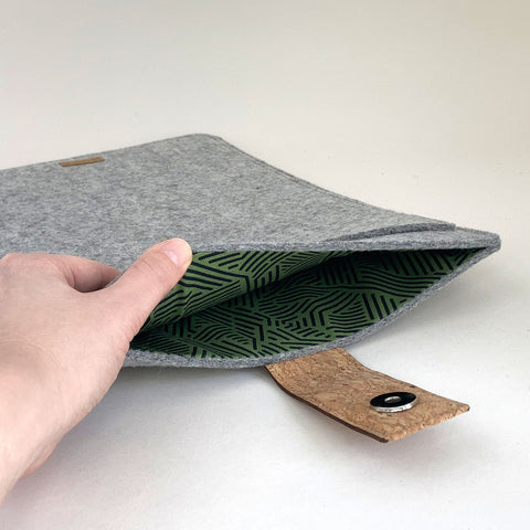 Coque pour Asus Vivobook 17 | avec fermeture magnétique et compartiment supplémentaire  | gris clair - rayures | Modèle "HAKA"