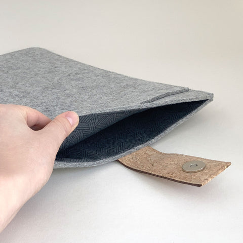 Étui pour Fujitsu stylistique | avec fermeture magnétique et compartiment supplémentaire  | gris clair - pistes | Modèle "HAKA"