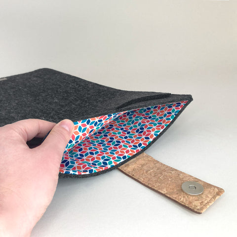 Étui pour tablette sur mesure | avec fermeture magnétique et compartiment supplémentaire | anthracite - Coloré | Modèle "HAKA"
