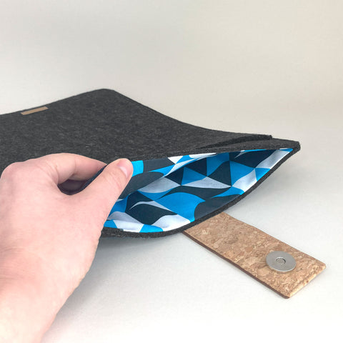 Étui pour tablette sur mesure | avec fermeture magnétique et compartiment supplémentaire | anthracite - Formes | Modèle "HAKA"