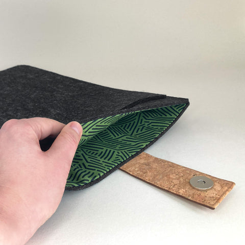 Étui pour tablette sur mesure | avec fermeture magnétique et compartiment supplémentaire | anthracite - rayures | Modèle "HAKA"