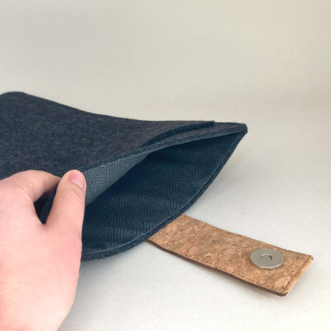 Étui pour tablette sur mesure | avec fermeture magnétique et compartiment supplémentaire | anthracite - pistes | Modèle "HAKA"