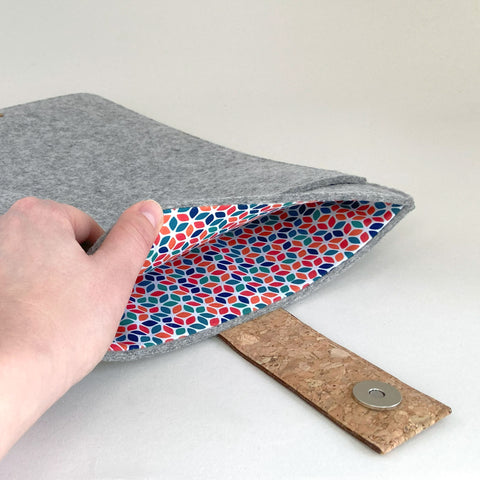 Étui pour tablette sur mesure | avec fermeture magnétique et compartiment supplémentaire | gris clair - Coloré | Modèle "HAKA"