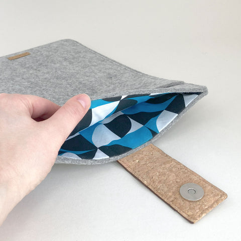 Étui pour tablette sur mesure | avec fermeture magnétique et compartiment supplémentaire | gris clair - formes | Modèle "HAKA"