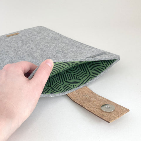 Étui pour tablette sur mesure | avec fermeture magnétique et compartiment supplémentaire | gris clair - rayures | Modèle "HAKA"