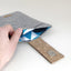 Housse pour PocketBook InkPad Color | avec fermeture magnétique et compartiment supplémentaire | gris clair - Shapes | Modèle "HAKA"