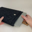 Étui pour Dynabook Tecra | avec fermeture magnétique et compartiment supplémentaire  | anthracite - pistes | Modèle "HAKA"
