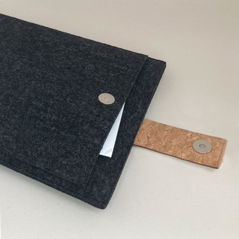 Étui pour Gigabyte Aero | avec fermeture magnétique et compartiment supplémentaire  | anthracite - pistes | Modèle "HAKA"