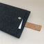 Coque pour MacBook Pro M3 Max | avec fermeture magnétique et compartiment supplémentaire  | anthracite - pistes | Modèle "HAKA"