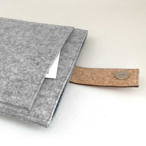 Housse pour Asus Vivobook S 16 Flip | avec fermeture magnétique et compartiment supplémentaire  | gris clair - pistes | Modèle "HAKA"