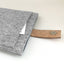 Coque pour MacBook Pro 16 | avec fermeture magnétique et compartiment supplémentaire  | gris clair - Bloom | Modèle "HAKA"
