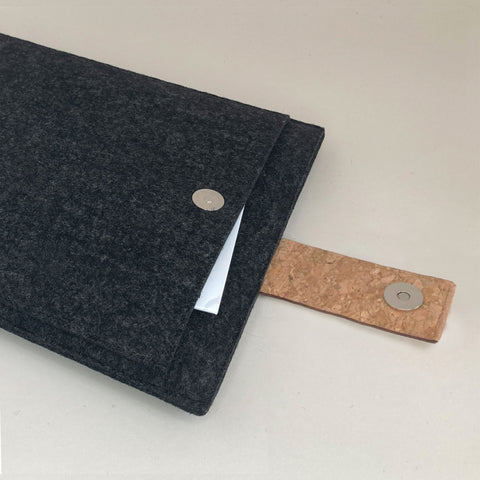 Étui pour tablette sur mesure | avec fermeture magnétique et compartiment supplémentaire | anthracite - Coloré | Modèle "HAKA"