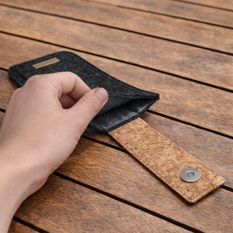 Coque de téléphone sur mesure | avec fermeture magnétique et compartiment supplémentaire | anthracite - pistes | Modèle HAKA