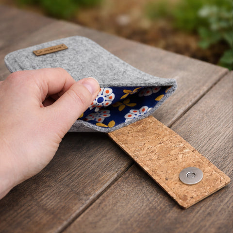 Coque de téléphone sur mesure | avec fermeture magnétique et compartiment supplémentaire | gris clair - Bloom | Modèle HAKA