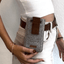 Elegante Gürteltasche aus Filz für Motorola Edge 60 pro mit magnetischem Verschluss, getragen an der Hüfte.