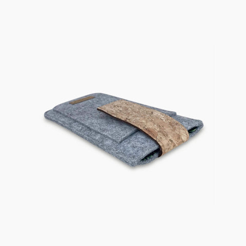 Handytasche für iPhone 17 in hellgrau mit Magnetverschluss und Fach aus nachhaltigen Materialien - HAKA.