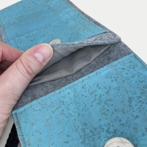 Sac bandoulière pour Samsung Galaxy S25 Ultra | en feutre et coton bio | gris clair - azur | modèle KEDJA deluxe