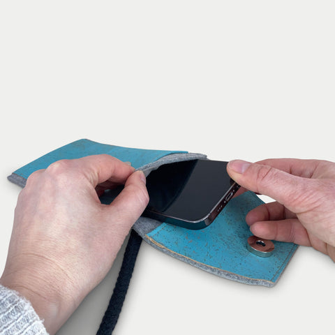 Sac bandoulière pour Samsung Galaxy S25 Ultra | en feutre et coton bio | gris clair - azur | modèle KEDJA deluxe