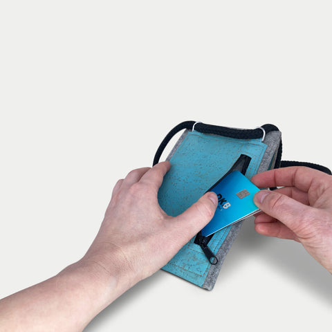 Sac bandoulière pour Samsung Galaxy S25 | en feutre et coton bio | gris clair - azur | modèle KEDJA deluxe